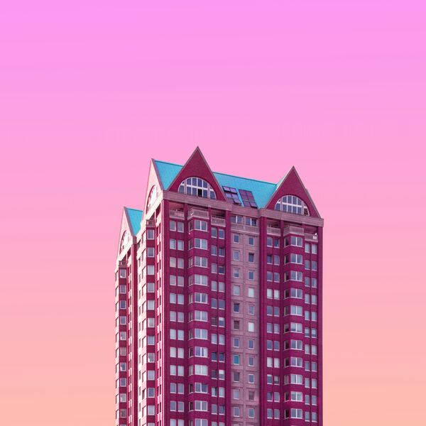 Wolkenkratzer vor pinkem Himmel