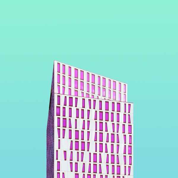 Moderne Architektur vor türkisem Himmel